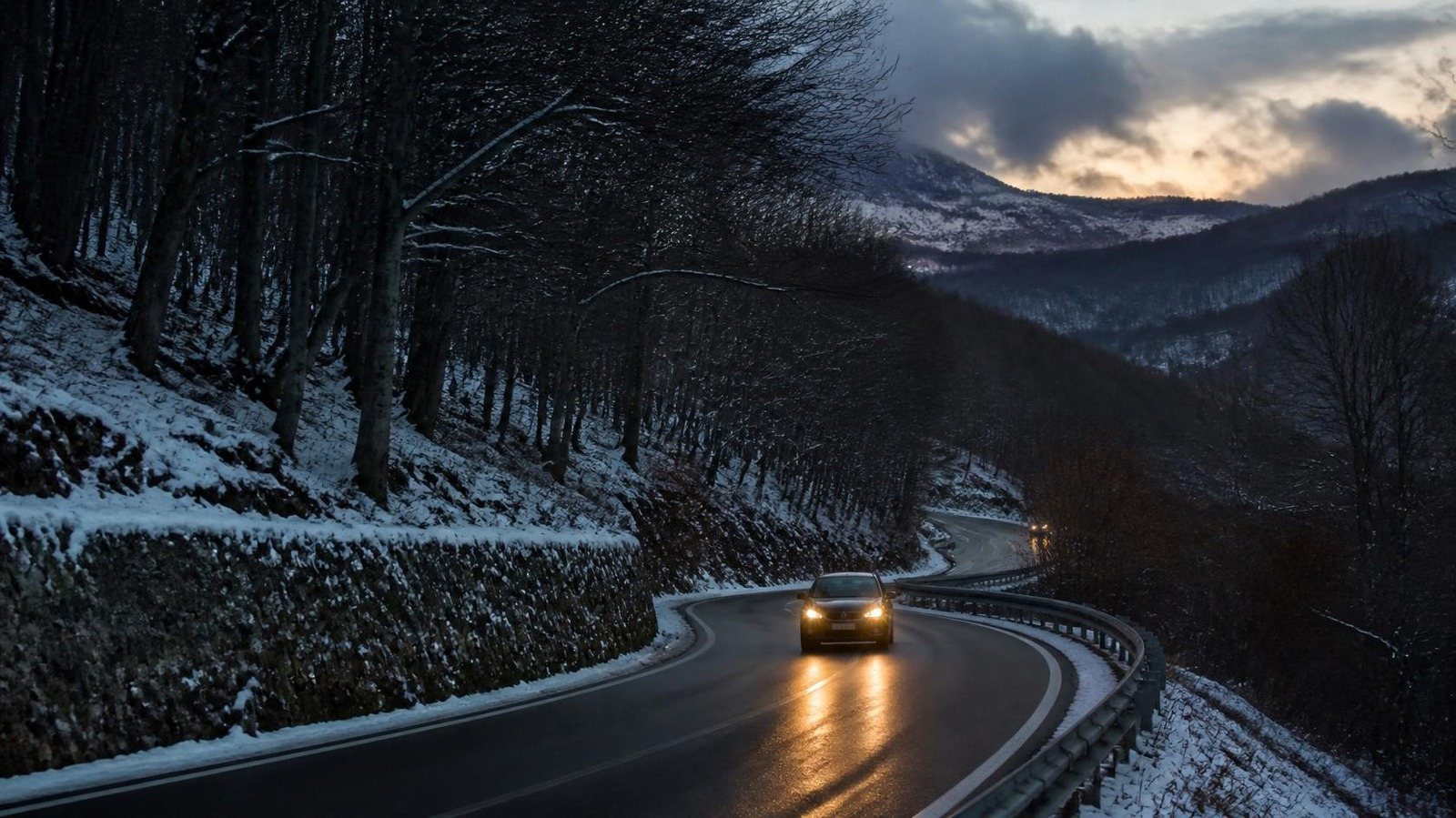 Strada del Monte Amiata d'inverno tra i boschi innevati